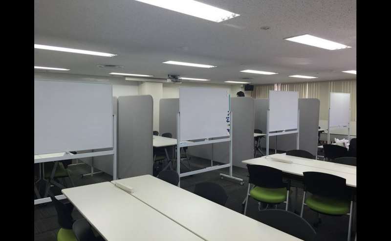 パーテーションやホワイトボードも完備