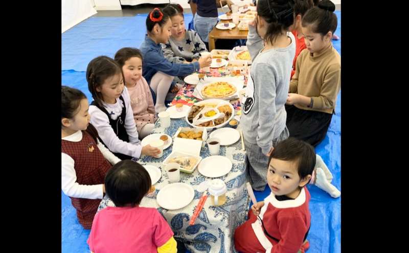 飲食可ですが、お子さまを含むお食事の時はスタジオにあるブルーシートを敷いていただきます