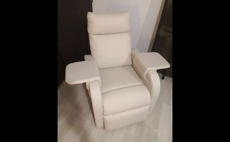 リクライニングチェアです（レバーで手動でリクライニングでき、背もたれは最大170度まで倒せます）。