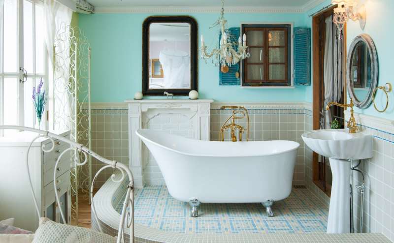 猫足バスタブには自然光が差し込みます。