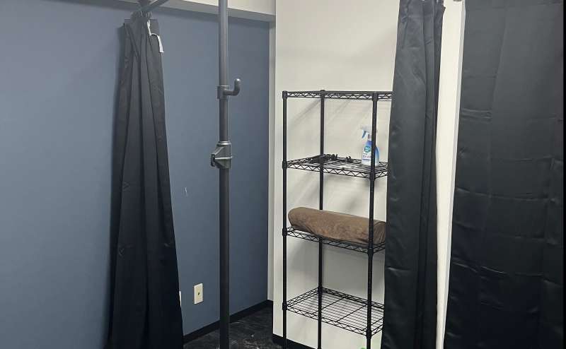 カーテン付着替えスペース　施術用マットあり