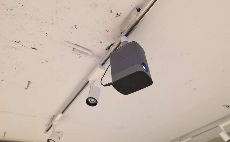 備品｜プロジェクター：1080p / 700ISOルーメン / Google TV搭載の最新モデルを部屋の中央に天吊りで設置。Harman Kardon製5W×2のスピーカー内蔵で、映像鑑賞はもちろん