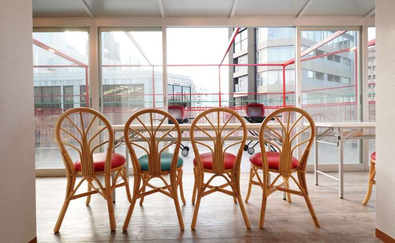 大きなベランダの窓から光が降り注ぐ暖か室内（室内面積 43㎡）