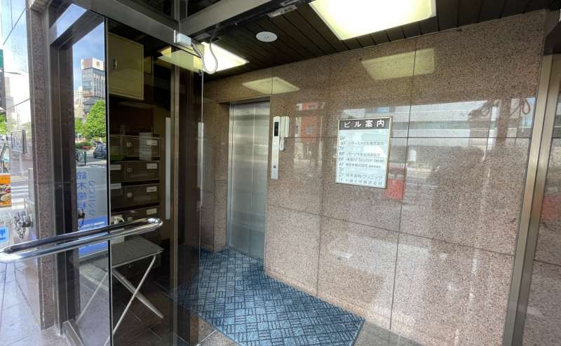 【正面入口のガラス扉を開くと目の前にエレベーターがあります】 - TIME SHARING 茅場町 岡本ビルの写真