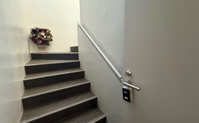 【スペースの鍵は、備品庫のドアノブに掛けてあるキーボックスの中にあります。（暗証番号は予約メールをご確認ください。）】