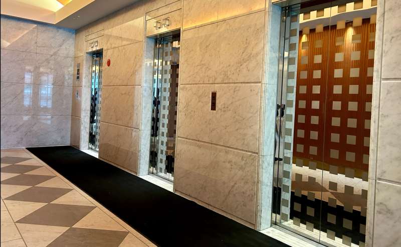 【エレベーターで4階までお上がりください】