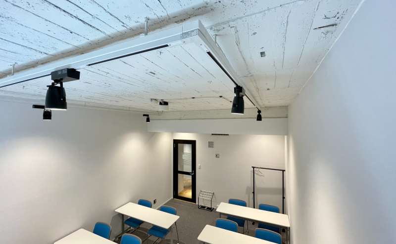 【真っ白な壁×剥き出しの天井×レールライトがおしゃれな空間】 - TIME SHARING 六本木 第6DMJビル 4Cの写真