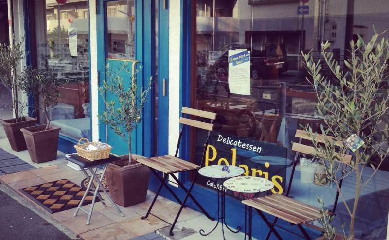 ピンクのビル１F外観はターコイズベース