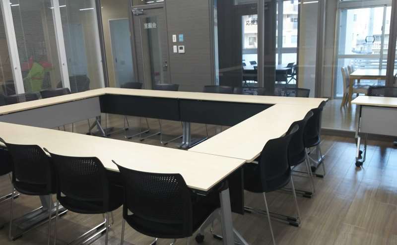 ロの字型の配置。机４台、イス１２脚、ホワイトボード利用無料。