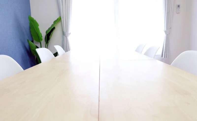 大きな窓のある明るく開放的なスペース。自然光が期待できるので写真や動画の撮影にもおすすめです