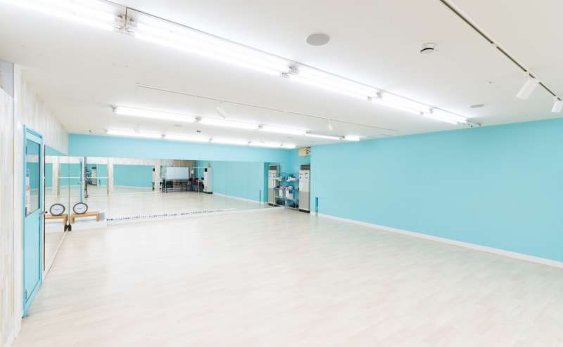 レンタルスペース 【すたじお空】「名古屋駅1km圏内」広々明るい清楚感のある空基調のスタジオスペース！音響・空調・更衣室完備！鏡も三面に設置（名古屋市中村区）