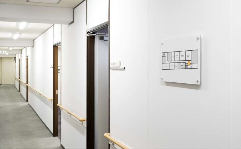 エレベーターを上がると3階廊下に出ます。第二会議室の入り口からお入りください。