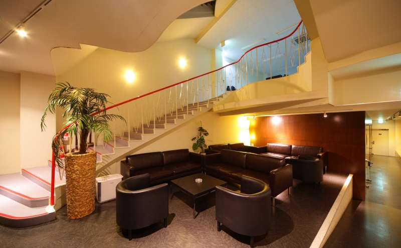 店内は明るく、ホテルのようなラウンジが好評です。