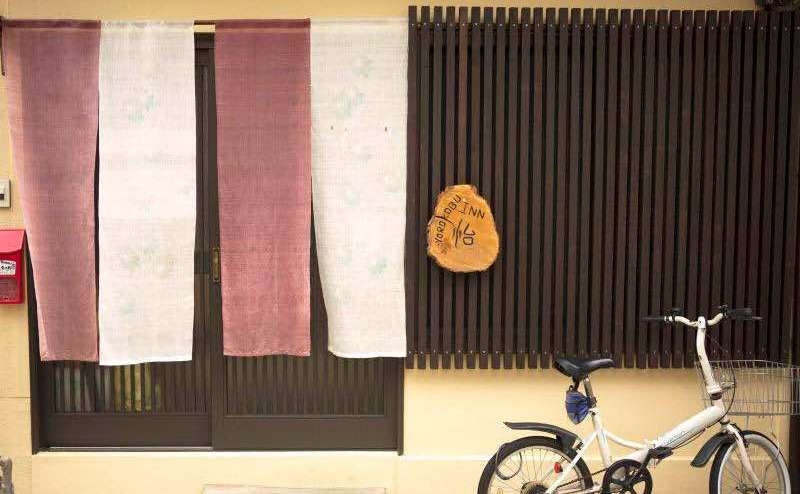 建物外観です。鴨川沿いでコンビニや飲食店のある好立地