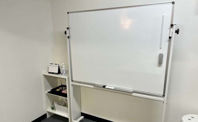 両面使いできるホワイトボードがあります。