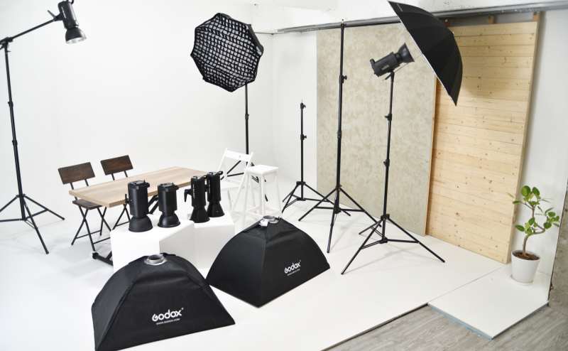 レンタルスペース 【Studio ZONA 白ホリゾント撮影スタジオ】使いやすい天井高2.7m、引き6.2m。ストロボ・ソフトボックス・スタンドなど豊富な撮影機材。