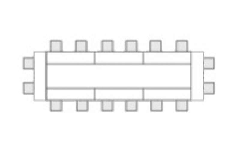 基本のロの字レイアウト。こちらの研修室では基本は机1台に2人掛けです