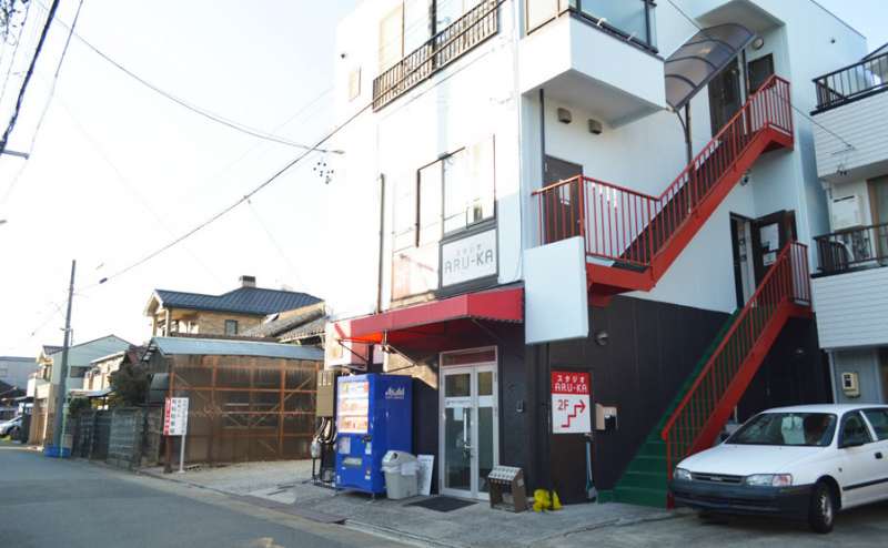 建物１ＦがSinwa Training Gymになります。自販機が目印です。