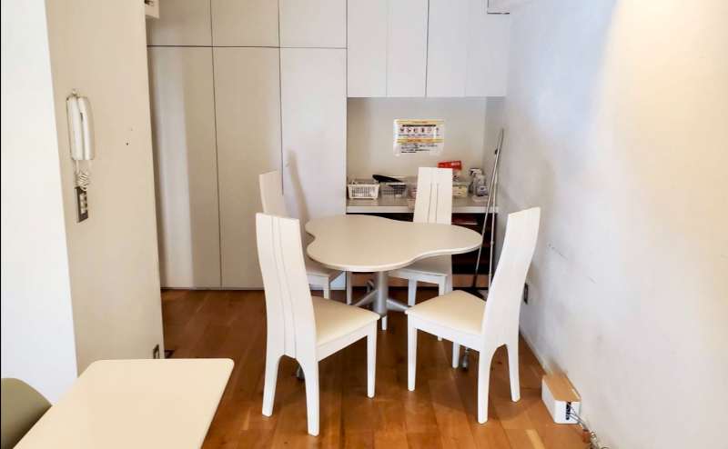 【角には、おしゃれなチェア・テーブル、細かい備品がまとめてあります】 - TIME SHARING  新宿御苑前 壱丁目参番館1001の写真