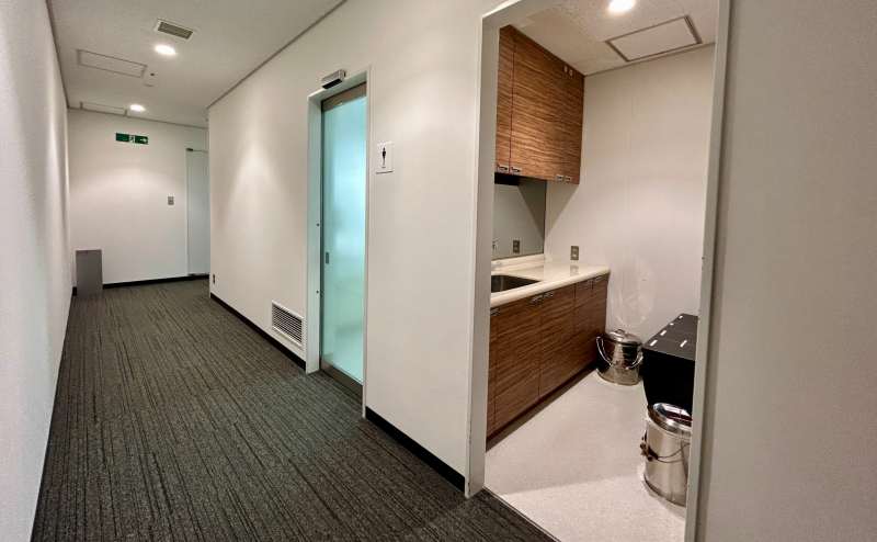 【給湯室・男子トイレ入口】