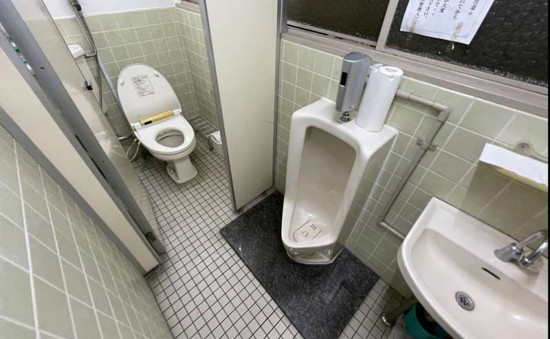 【2階男性トイレ（小便器×1、個室×1）】 - TIME SHARING 秋葉原 和泉ビル201の写真