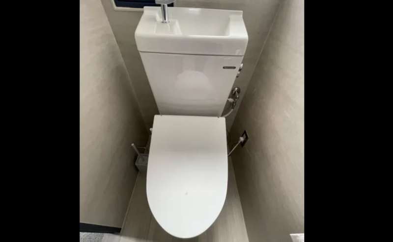 トイレは男女共用の個室です。スペース内にあるので便利です