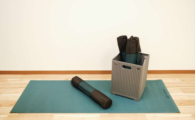 ヨガマット×5枚ございます。こちらは有料オプションになりますのでご注意ください。(1枚100円)