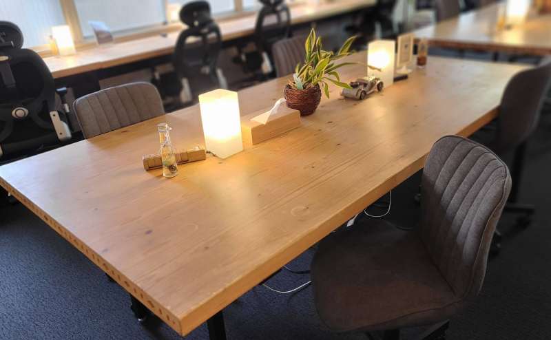 カフェのようなオシャレな室内。