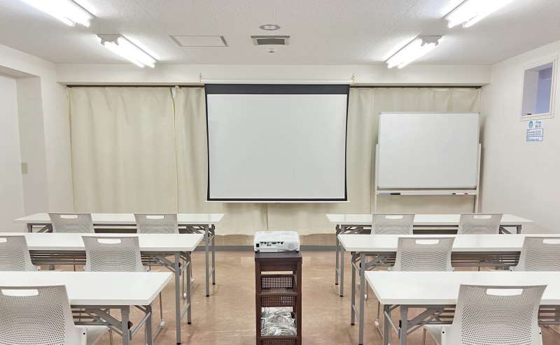 第四会議室は収容人数16人（最適人数）～3名掛け最大24人。会場面積は34m²となります。