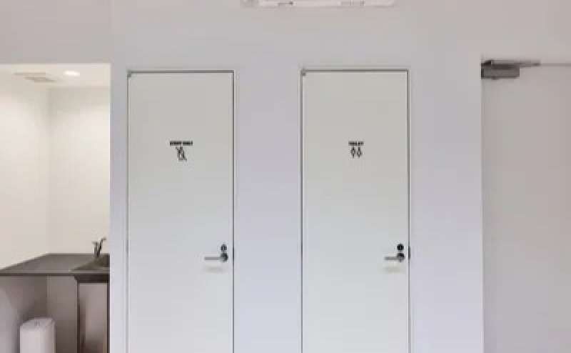 写真左手に流し台のあるキッチンがございます。パーティーやイベントでのご利用にぴったりです。試食会や試飲会にいかがでしょうか