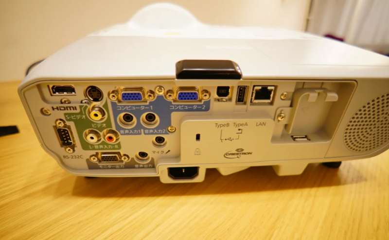 プロジェクター背面の写真です。あらかじめご確認いただくとスムーズです