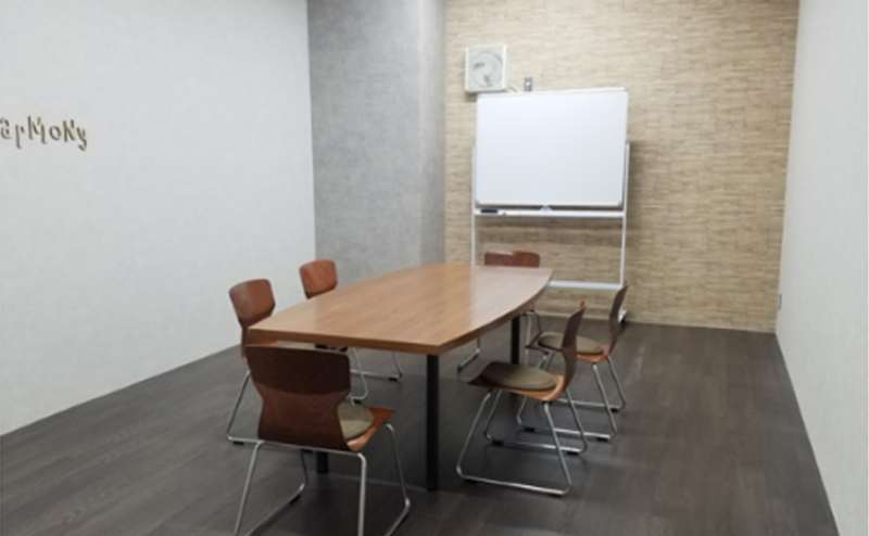 D会議室　ホワイトボードとプロジェクターを設置しており、ご自由にご利用いただけます。