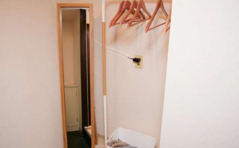 ハンガーラックや姿見もございます。ご自由にご利用ください