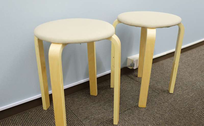 補助椅子として丸椅子をご利用ください