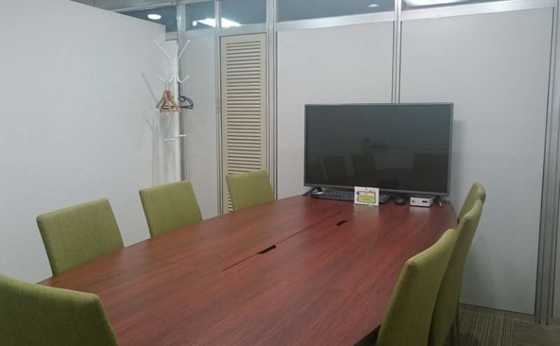 こちらは会議室A。会議室Bと同時レンタル可能です。お問い合わせください