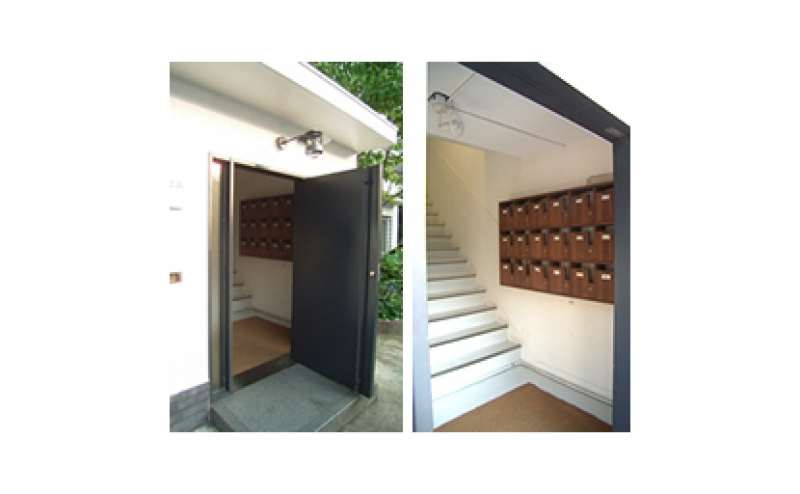 一階の扉を入ると階段があり、階段を登ってください。