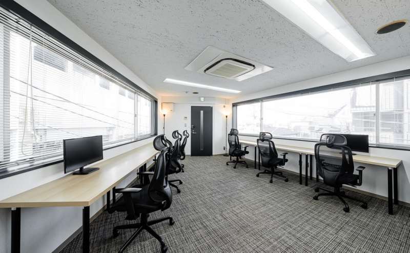 アオトネスト3階Y席/スタイリッシュな駅近スペース 青砥駅徒歩1分 落ち着きあるコワーキングスペースで作業や自習 Web会議など Wi-Fi無料 飲食可 冷蔵庫 電気ケトルあり