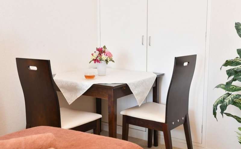 白を基調とした完全個室。壁、扉あり