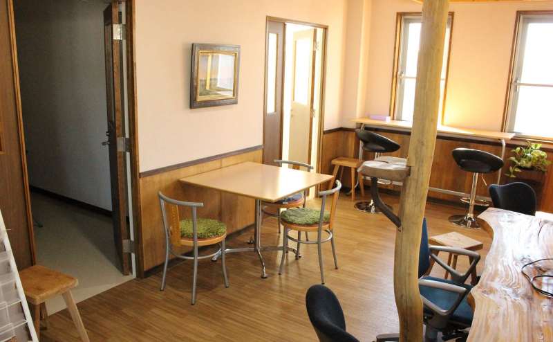 奥のドアが会議室Aの入り口です。打ち合わせに使える小テーブルも