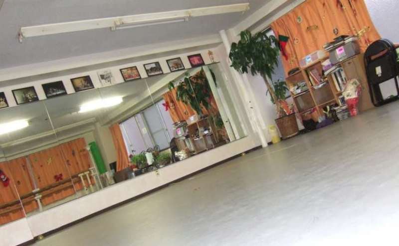 壁面鏡で全身、全体をチャックしながらの練習ができます