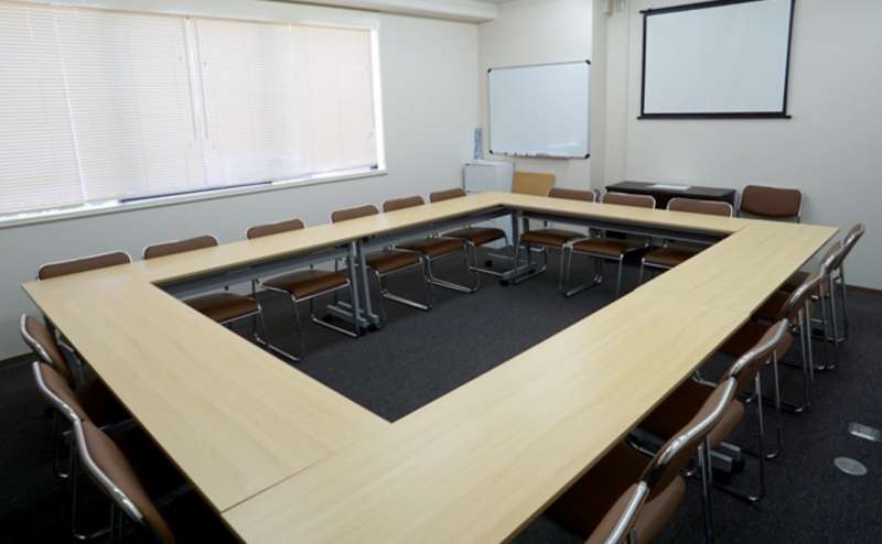 側面が窓で明るい自然光も入ってきます。開放的な雰囲気のお部屋です