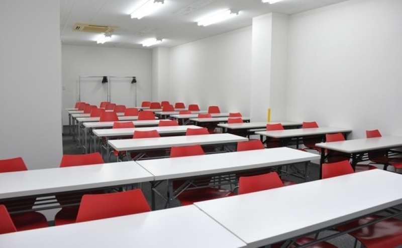 定番の教室型スタイルです　奥行があるのでゆとりがあります