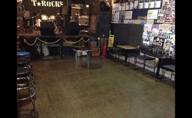 フロアから観たステージの図です。会議などで必要な際はイスとテーブルを新たに出すことも可能です。