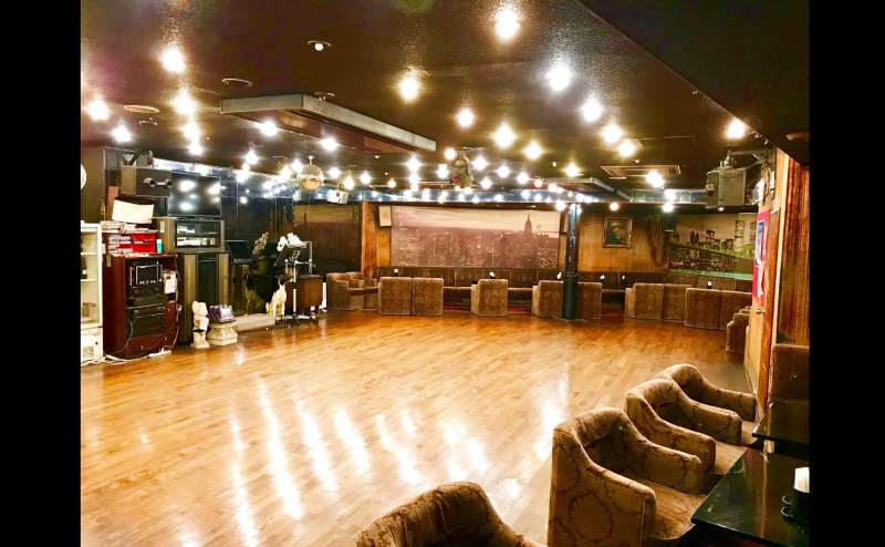 駅チカ！NHK、日本テレビなどメディアでも使用されるレトロスナック！348平米の広いフロアに大きな鏡！通信カラオケDAM、BOSEのスピーカー完備！　東京　荒川区　町屋　ダンススナック　ボンソワール　