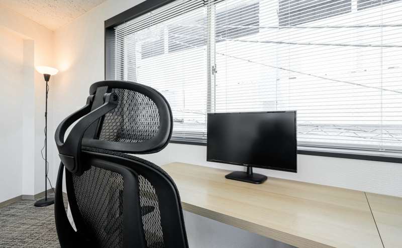 こちらからはB席をご予約いただけます。1.2m幅のデスクと高機能チェアのオフィススペース