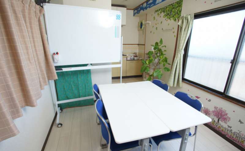 大きな窓のある明るく開放的なスペースをリーズナブルプライスで