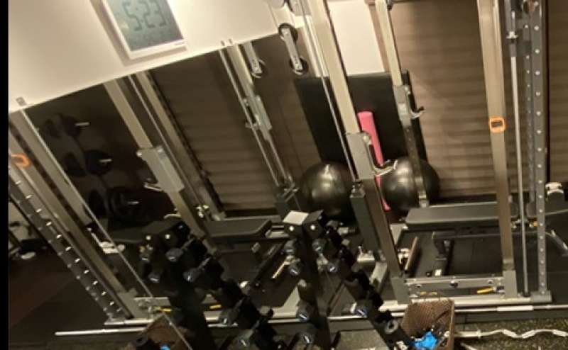 女性のための隠れ家のようなジム。女性専用の完全個室です。両側に鏡4枚（幅120cm）を設置