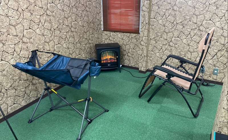 暖炉の前にはハンモックチェア等がございます。
