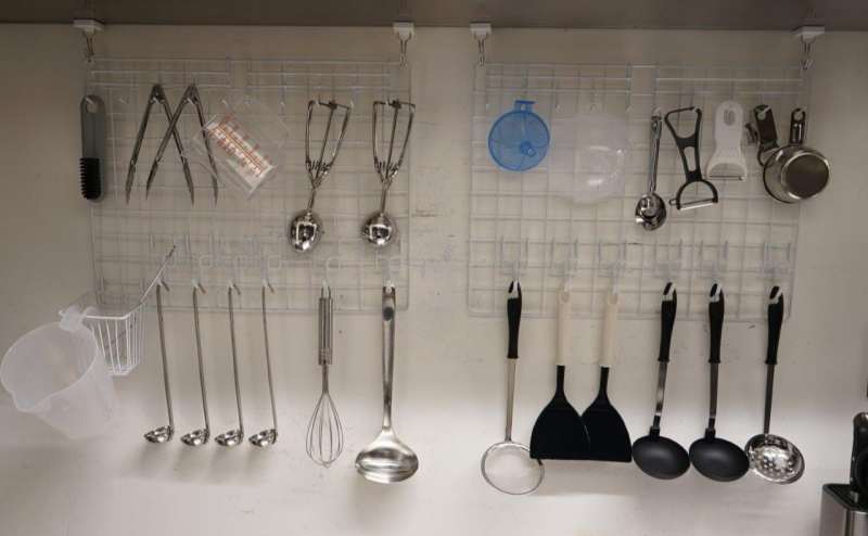 包丁、まな板、お玉、フライ返し、ピーラー、軽量カップ、軽量スプーンなど、基本的な調理道具は全て揃っています。