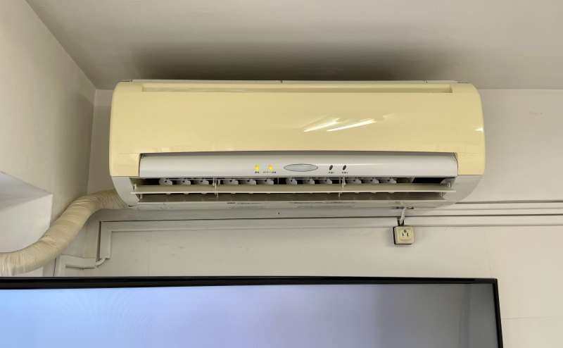 【室内に専用エアコンがあるので温度設定を自由に変更可能です。リモコンはモニター台にあります】 - TIME SHARING 秋葉原 和泉ビル201の写真